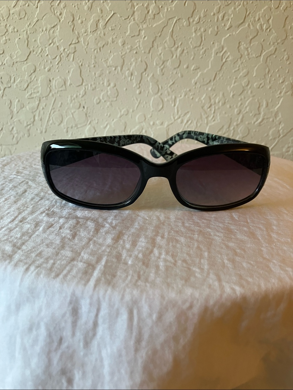 Foster Grant: Black Rectangle Flower Vines Sunglasses